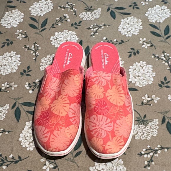 Clarks Shoes - NEW Clark’s slip on shoe cloudstepper sz 7.5